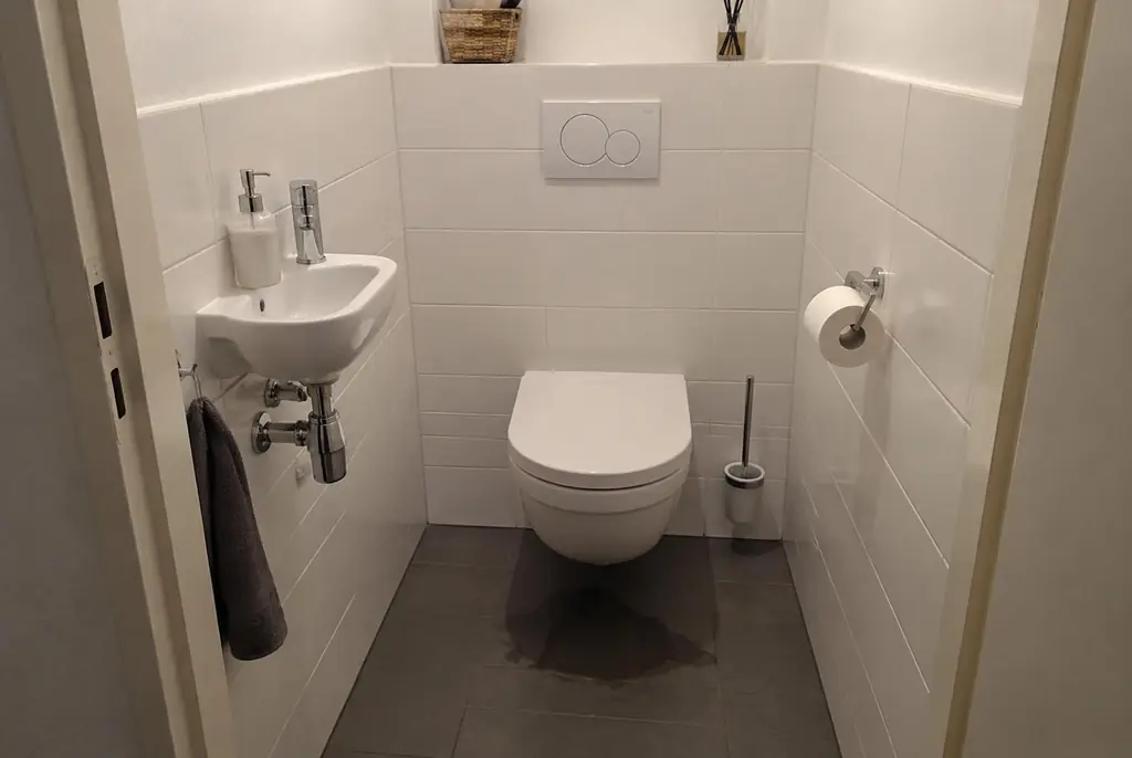 Lekdetectie Alblasserdam – natte vloer bij een toilet