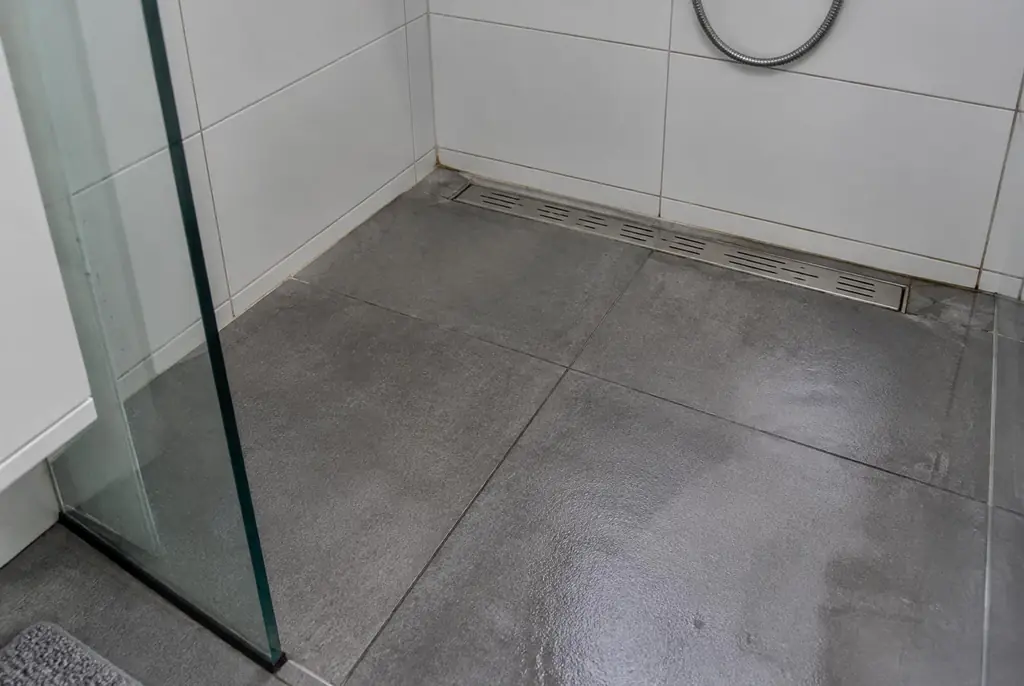 Lekdetectie Alblasserdam – lekkende inloopdouche met natte voegen