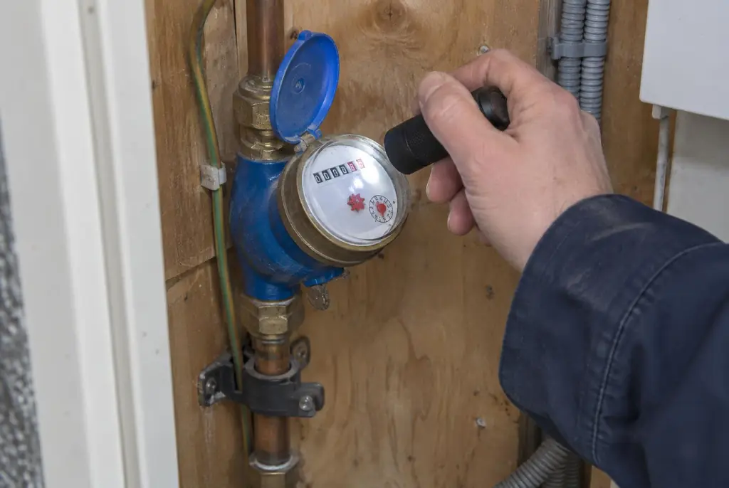 Lekdetectie Alblasserdam – watermeter in de meterkast controleren met een zaklamp